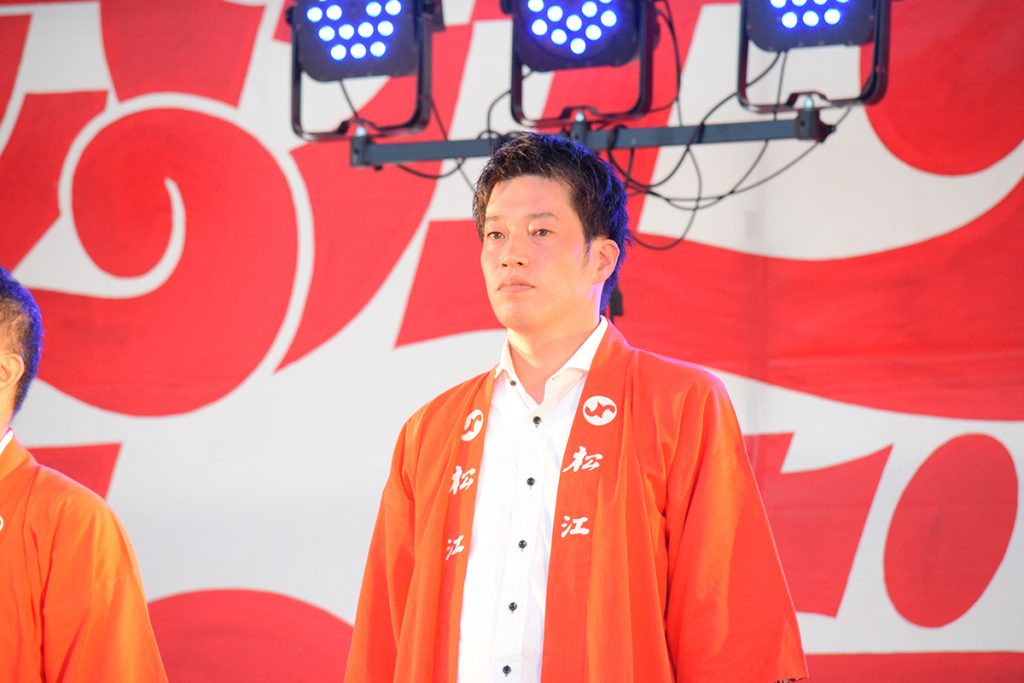 ステージに登壇した秋鹿理事長