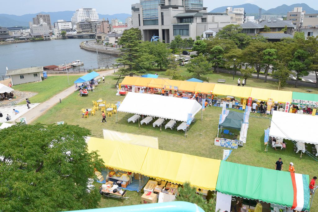 高所作業車からの会場の様子