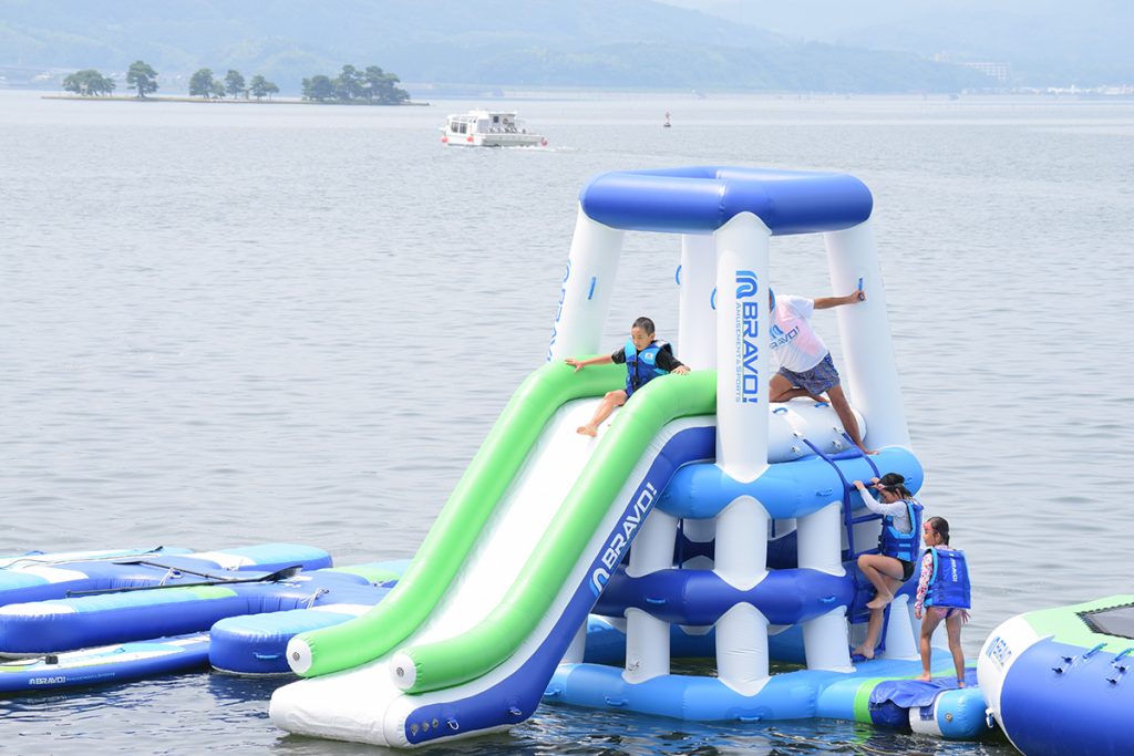 宍道湖に出現した滑り台