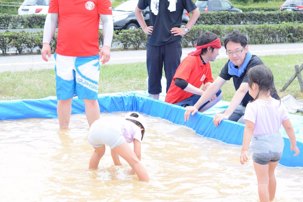 砂と水を入れたプールで、水辺を楽しんでいただきました