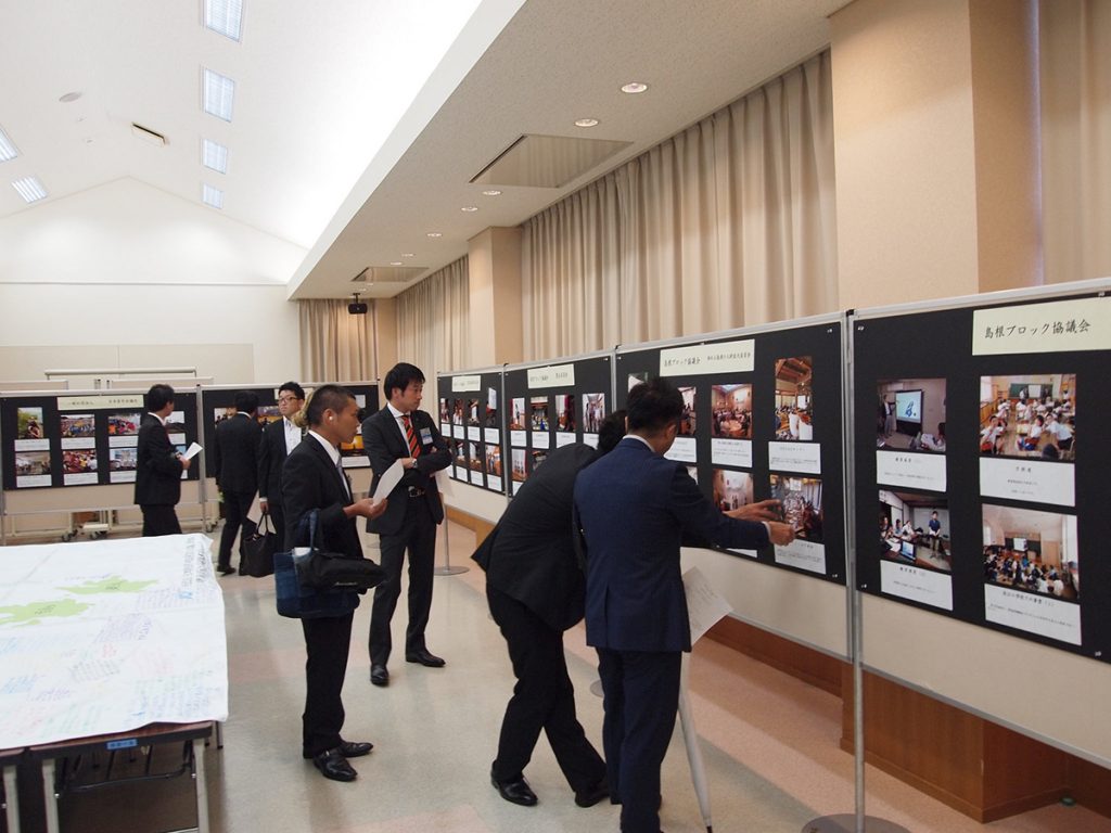 パネル展示を真剣に見る松江JCメンバー