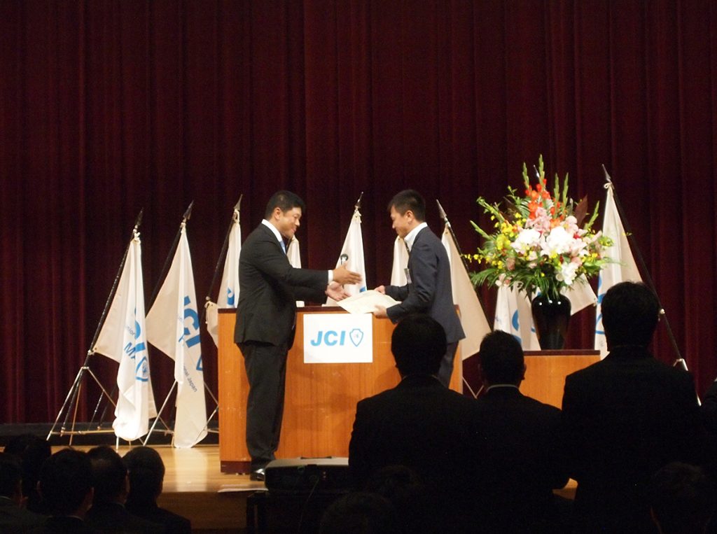 感謝状の贈呈を受ける2015年度会長である、内藤祐馬直前会長