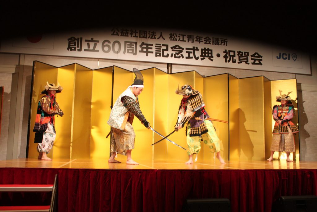 理事長とメンバーによる演舞です。