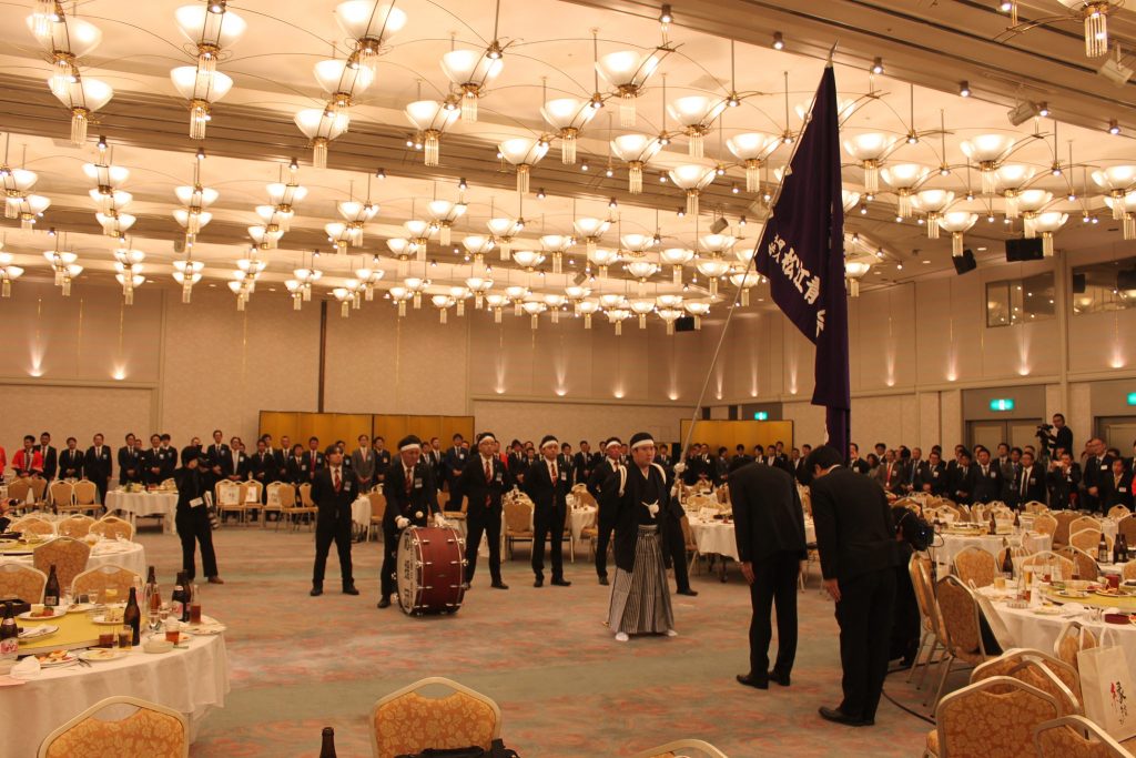 気合い十分の権田応援団長です。