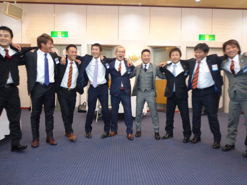 全員で輪になっての「若い我等」