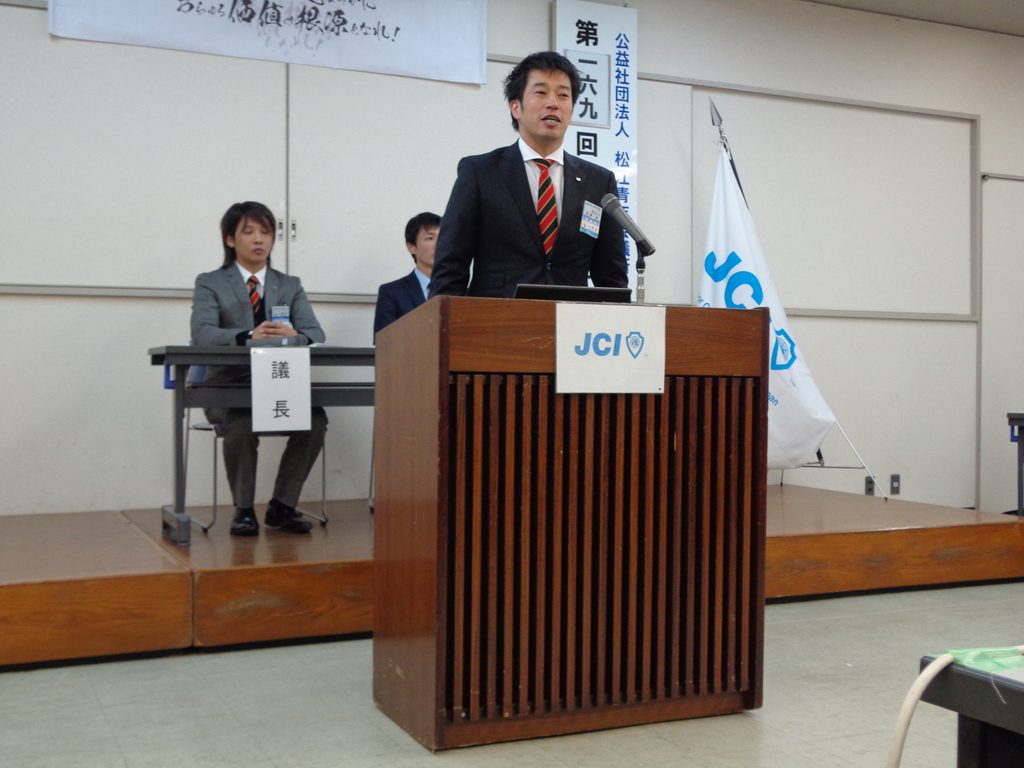 2016年度の予算について説明する秋鹿理事長