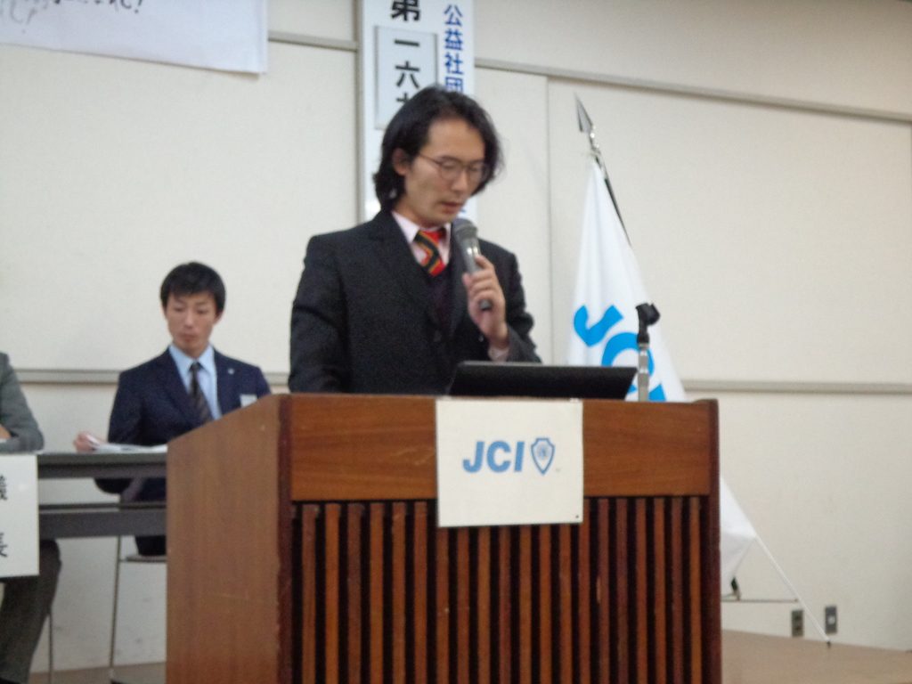 2016年度の予算を説明する樋口事務局長