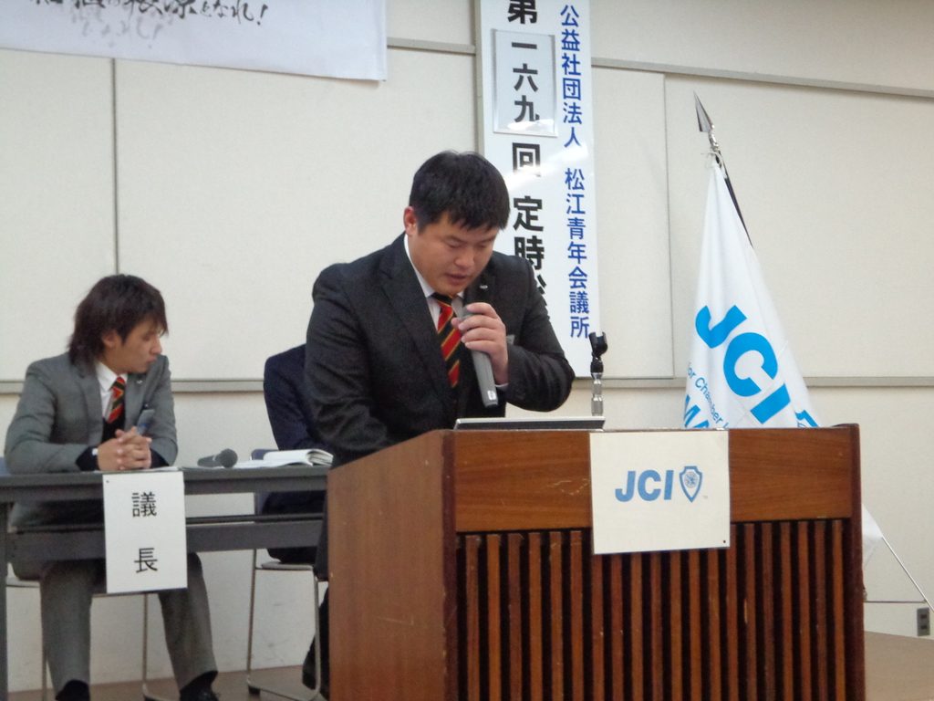 2017年度の予算について詳細を説明する福原事務局長